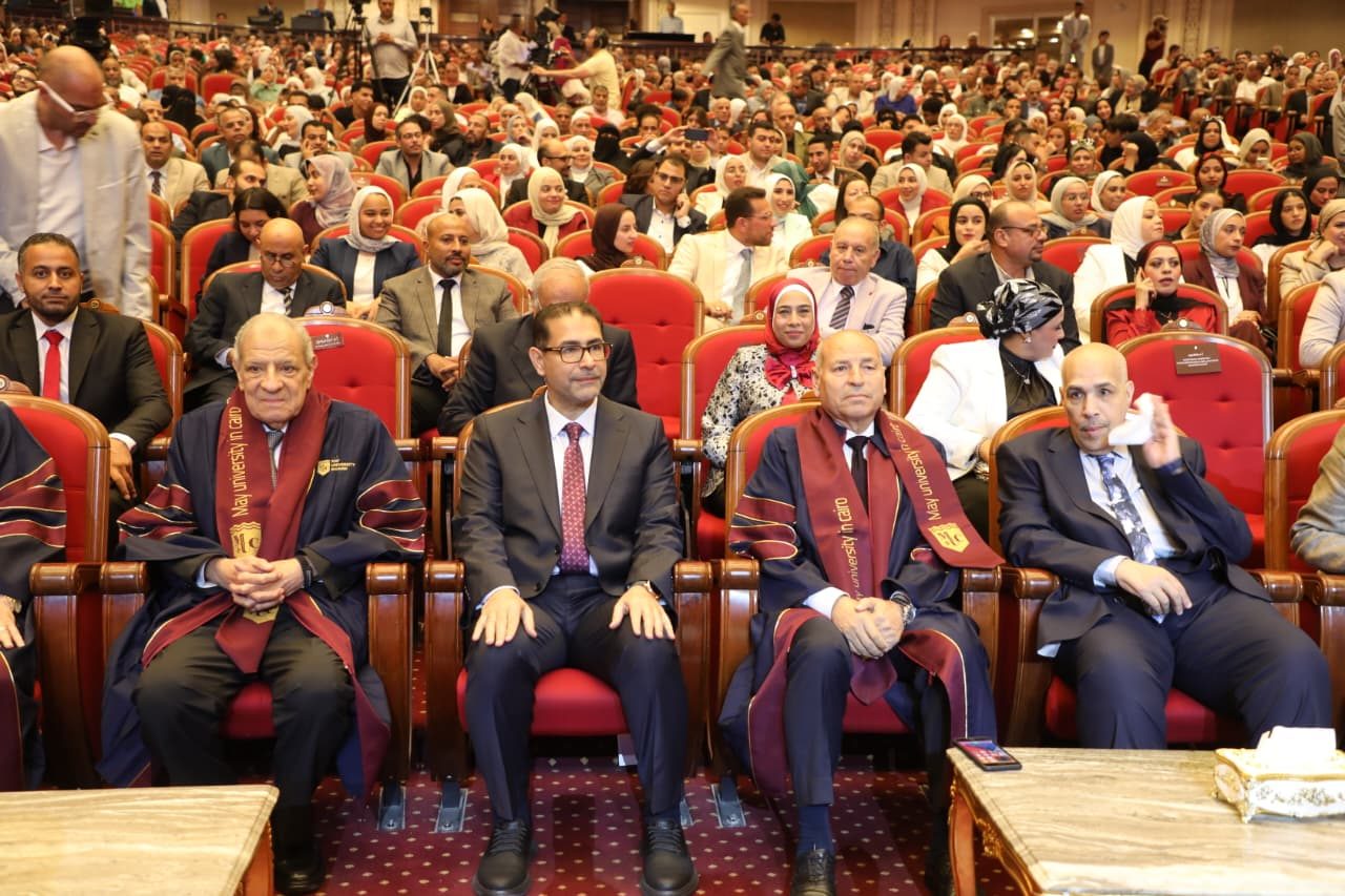 محافظ القاهرة يشهد حفل تخرج الدفعة الأولى من جامعة مايو