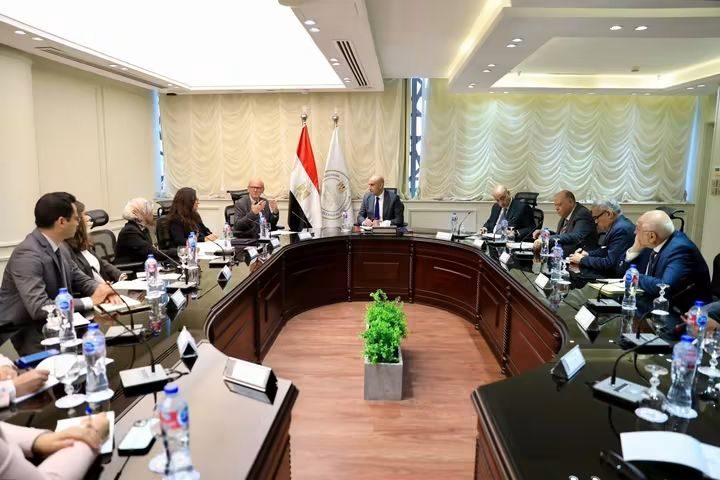 خلال الاجتماع