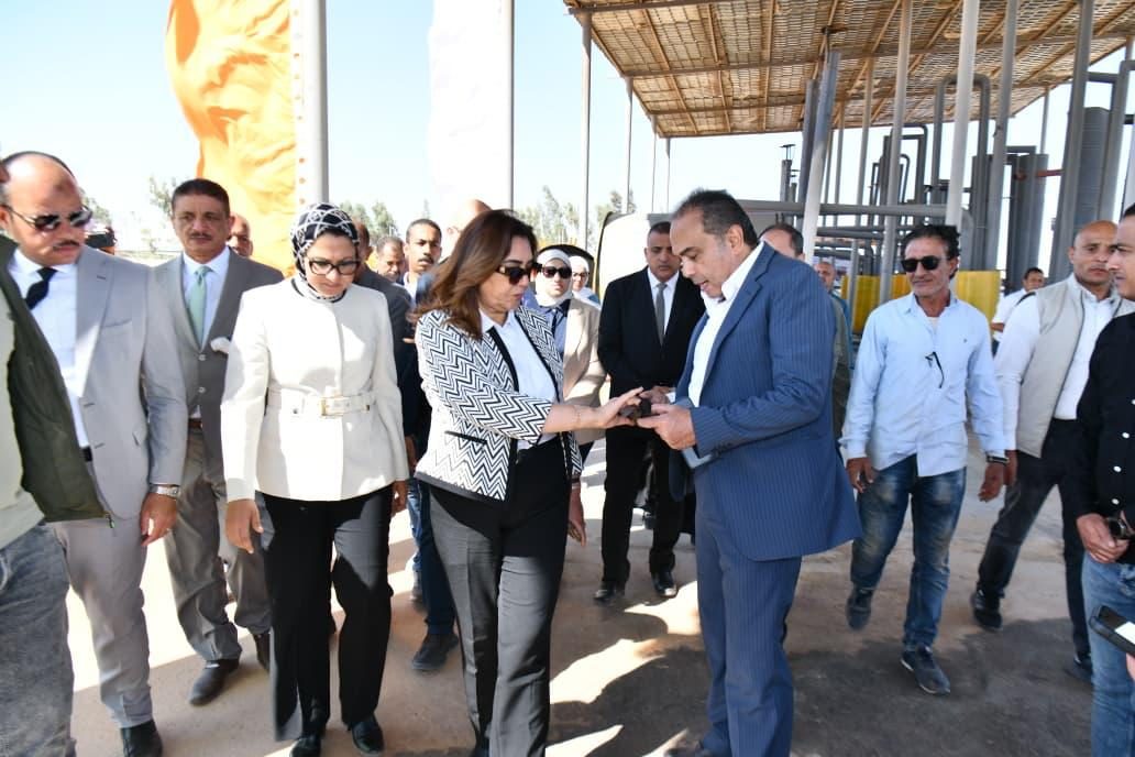 لدعم الاقتصاد الأخضر وفرص الاستثمار.. وزيرة التنمية المحلية والبيئة ومحافظ الوادي الجديد تتفقدان مصنع تدوير المخلفات الزراعية بالخارجة