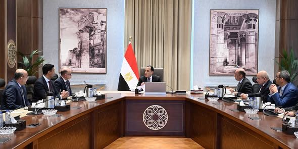 رئيس الوزراء يستعرض محاور جلسة "نحو استثمار منتج وصناعة تنافسية وفرص عمل مستدامة"
