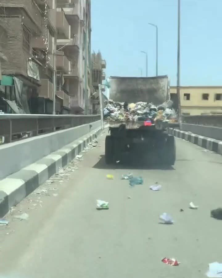 تطاير القمامة من إحدي سيارات النقل