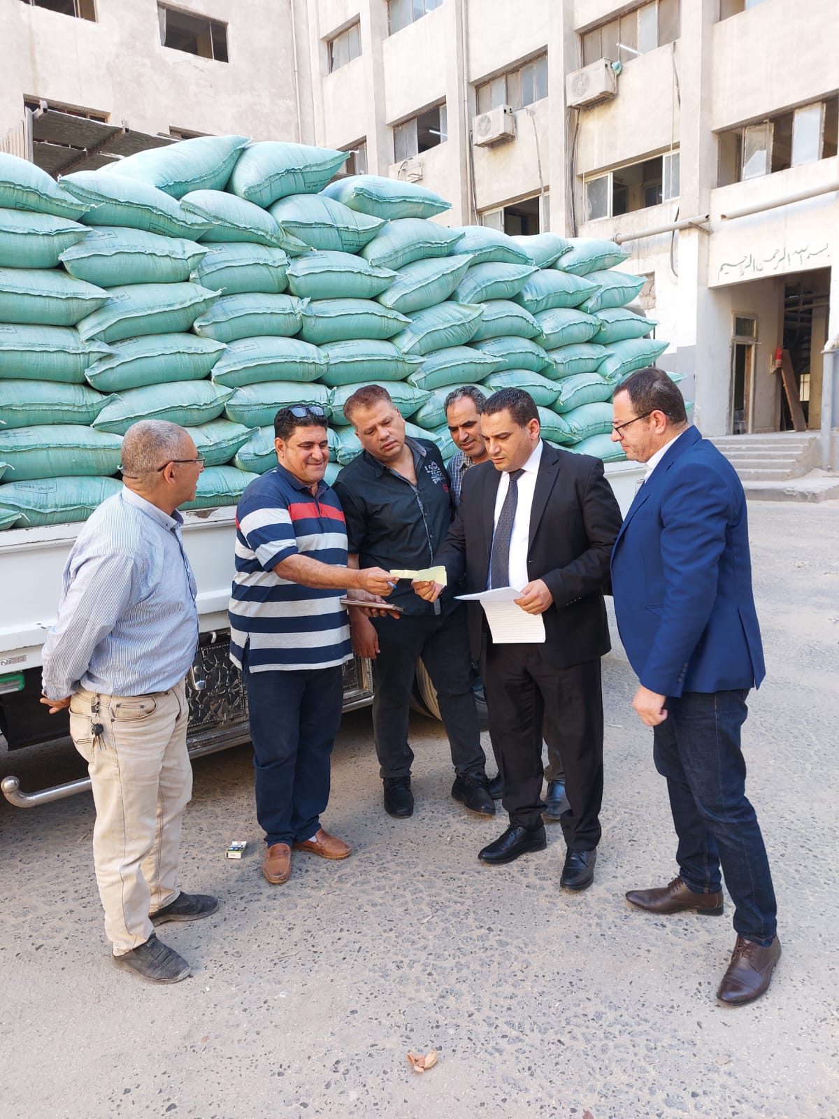 ضبط سيارة محملة بكميات كبيرة من الدقيق البلدي المدعم بحي الوراق