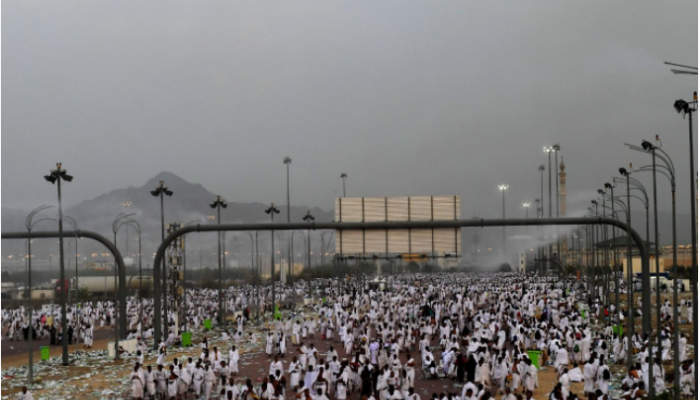 حجاج بيت الله الحرام يفيضون إلى مزدلفة بعد أداء الركن الأعظم في عرفات