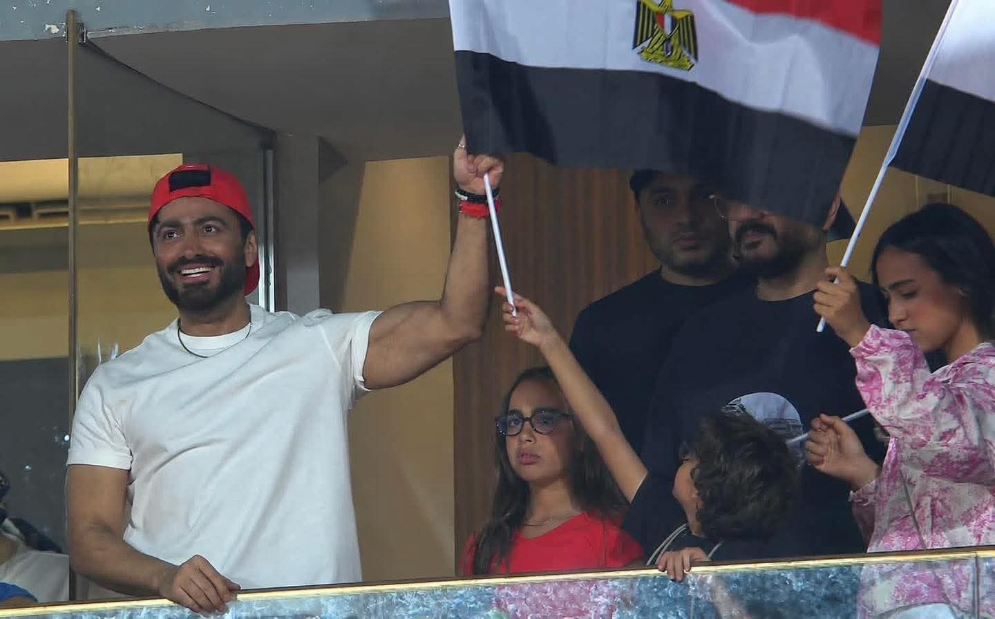 تامر حسني مع طليقته بسمة بوسيل وأبناؤهما في مباراة مصر وروسيا
