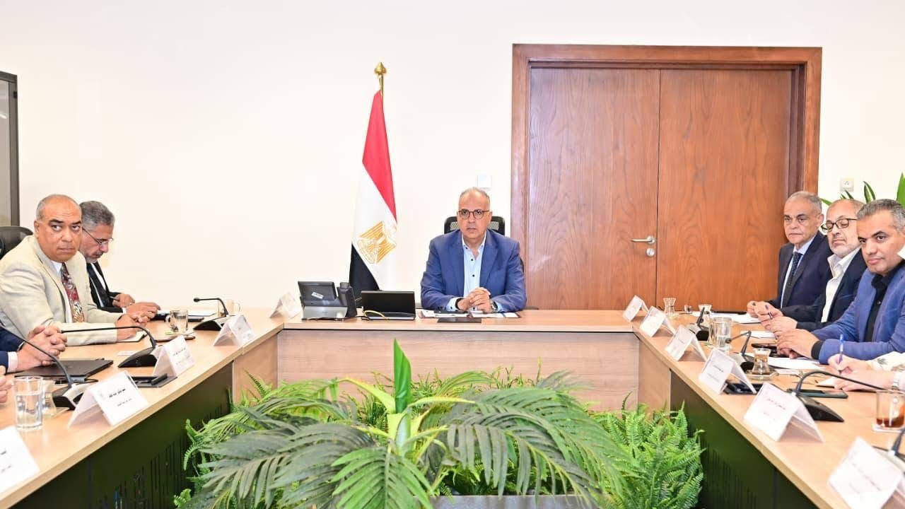 هاني سويلم يستعرض خطة مشروعات المياه الجديدة