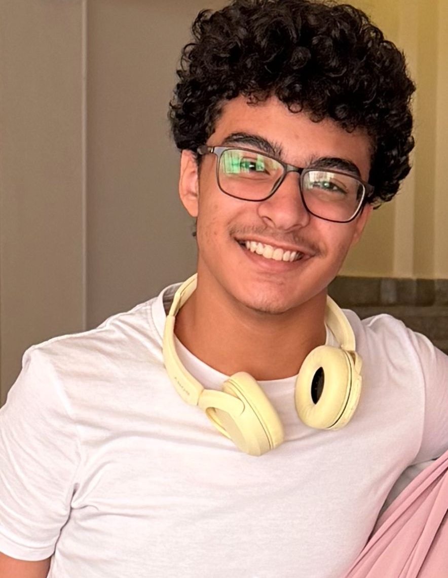 الطالب آدم محمد عبد العظيم محمد، الطالب بمدرسة أحمد عصمت لغات