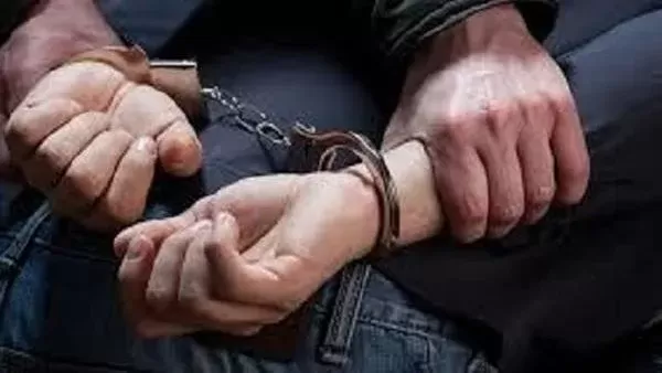 الأمن يضبط أباً وزوجته بتهمة تعذيب طفلته بعد وفاة والدتها في كفر الشيخ