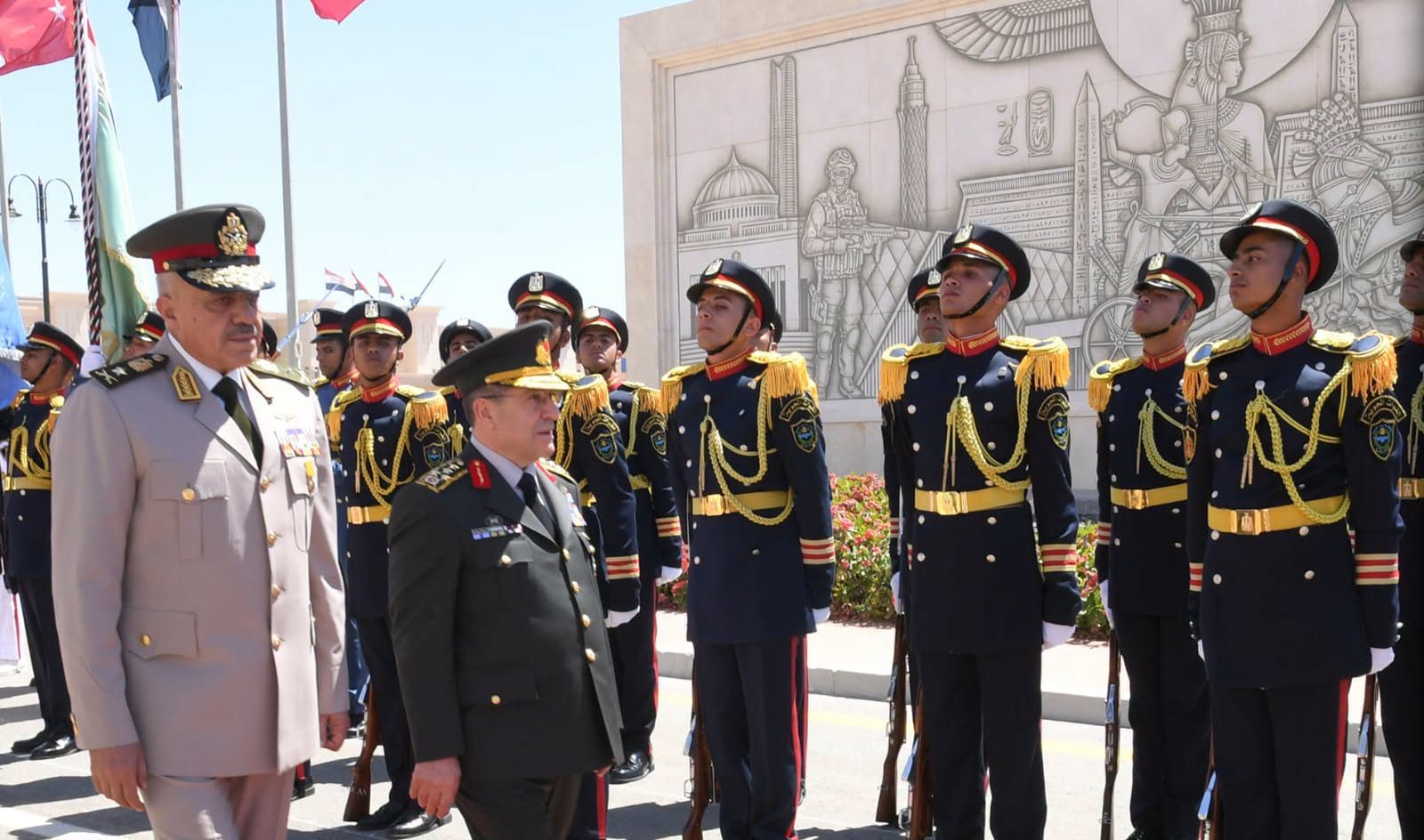 الفريق أحمد خليفة رئيس أركان حرب القوات المسلحة يلتقى رئيس هيئة الأركان العامة للقوات المسلحة التركية
