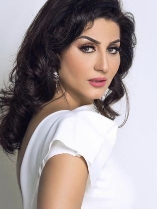 الفنانة وفاء عامر