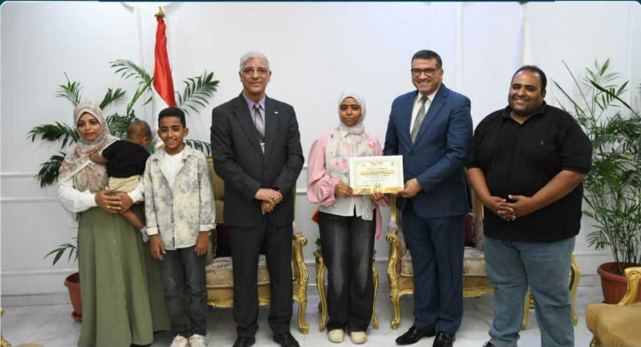 محافظ قنا يكرم الأوائل