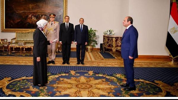 الرئيس السيسي- المستشارة هظي عيسي رئيس النيابة الإدارية
