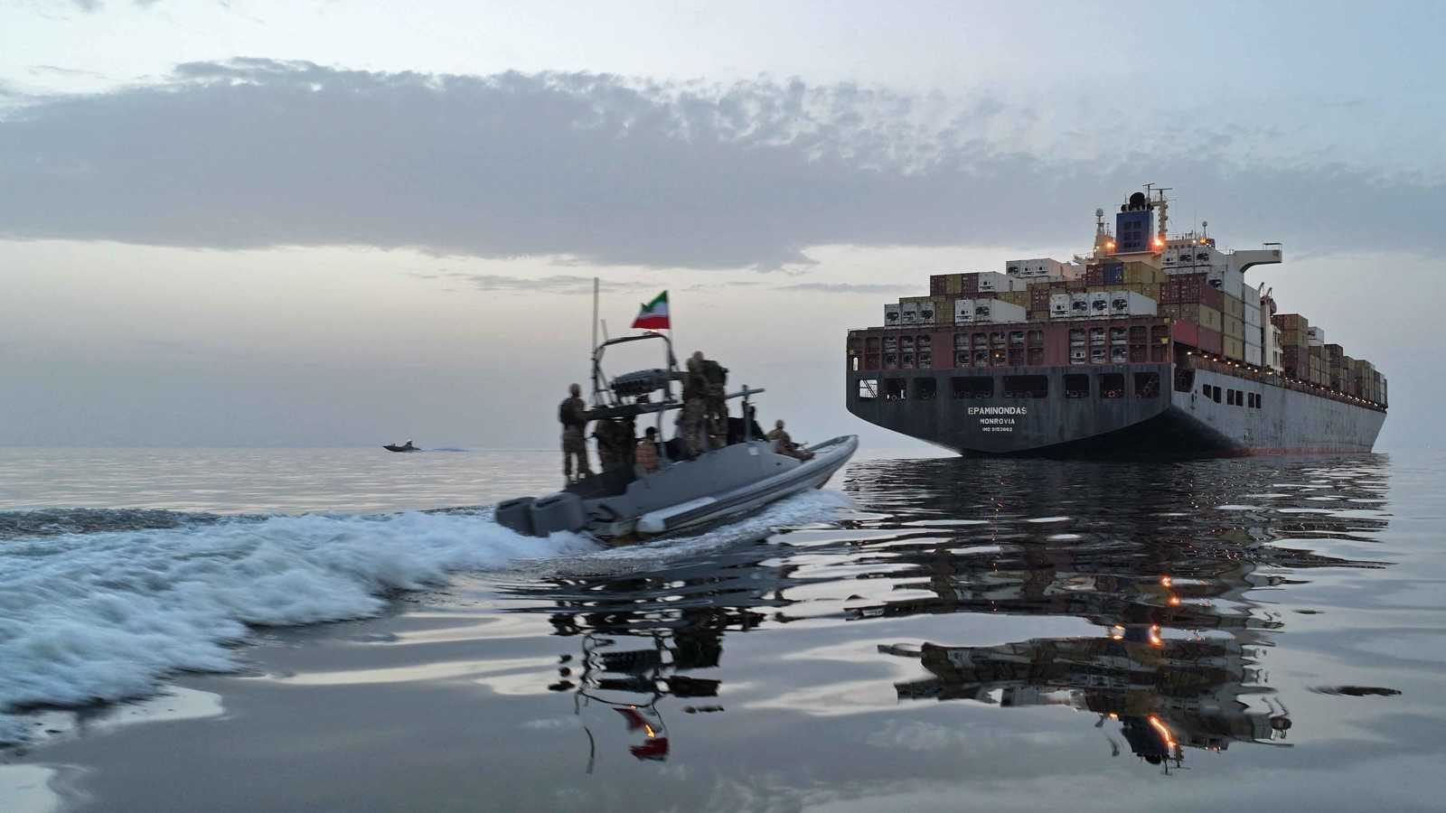 جنوح سفينة بمضيق هرمز
