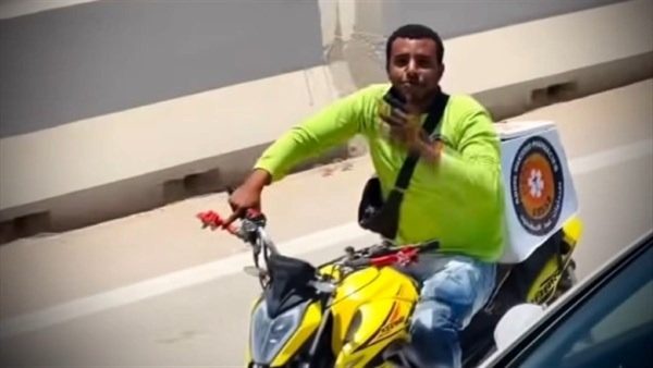 أول تعليق من عامل الدليفري الذي خطف الأنظار خلف أتوبيس المنتخب
