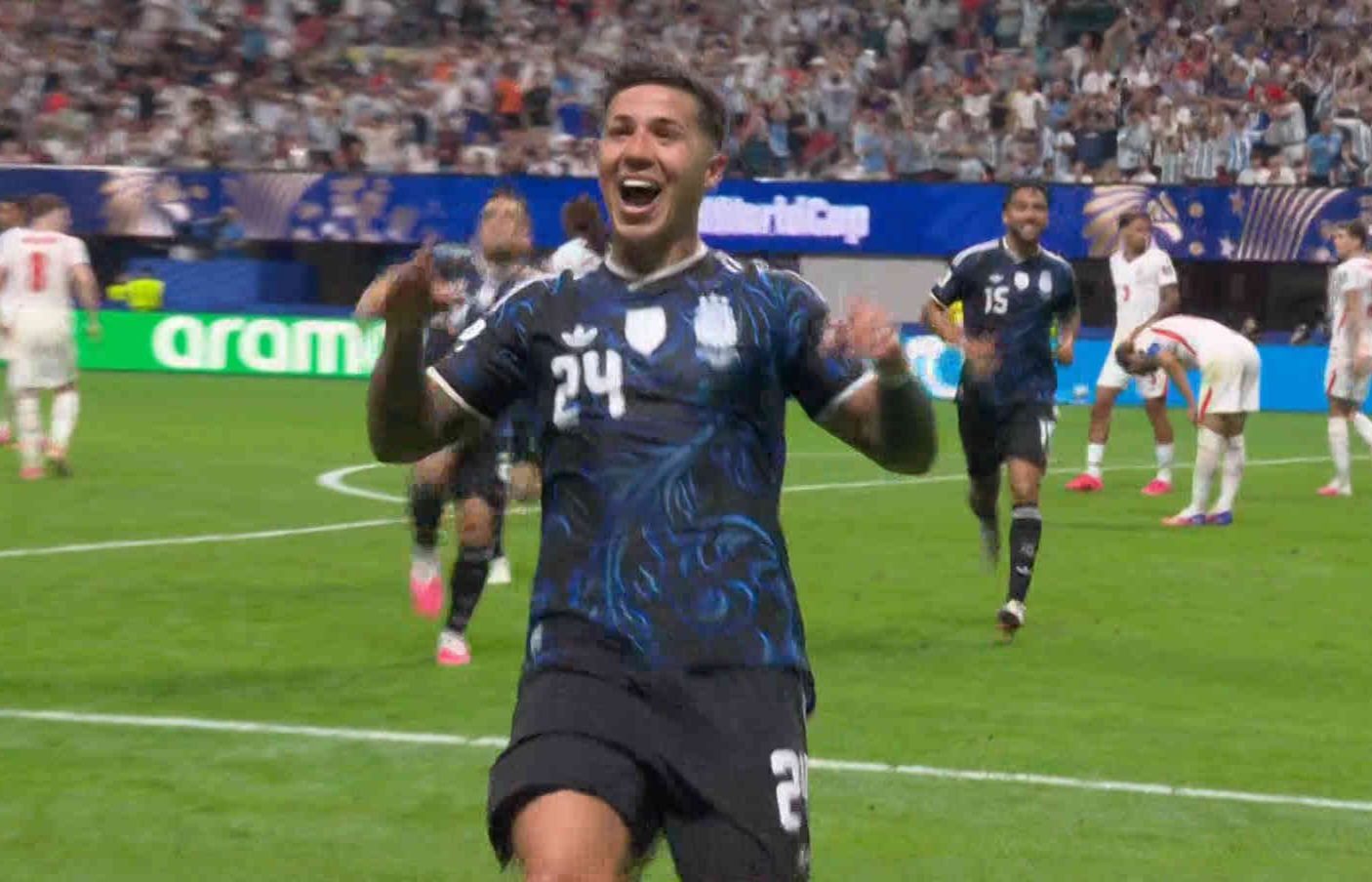 الأرجنتين تتأهل إلى نهائي كأس العالم بفوز قاتل 2-1 على إنجلترا وتضرب موعداً مع إسبانيا