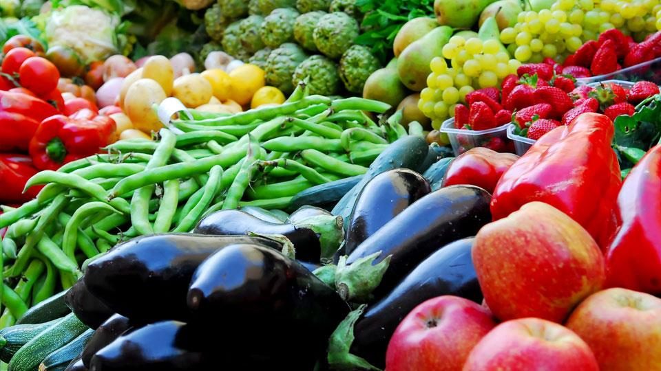 أسعار الخضروات والفاكهة اليوم الخميس.. التفاح يصل 60 جنيهًا للكيلو