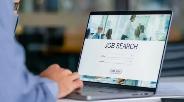 توفير فرص عمل بالخارج