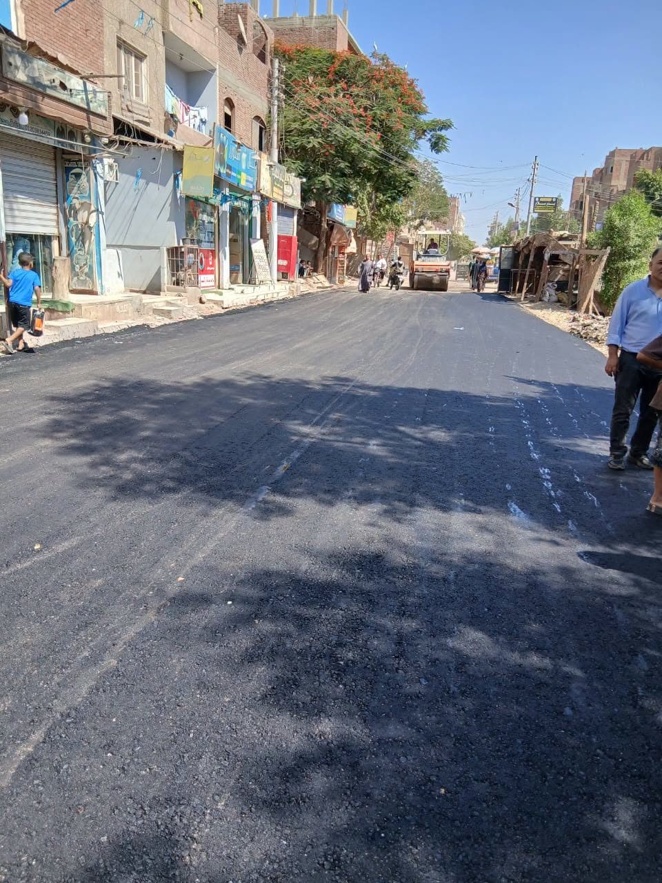 أعمال تطوير ورصف الطريق