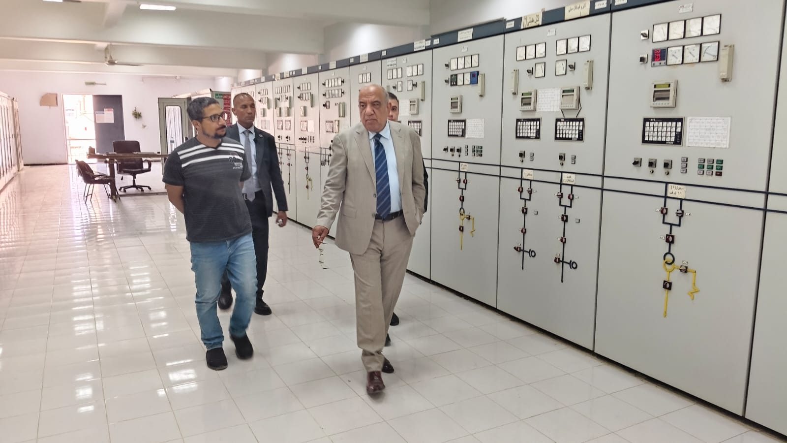 الدكتور محمود عصمت وزير الكهرباء