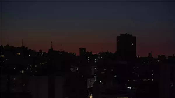 انقطاع شامل للكهرباء يضرب طرابلس ومدن غرب وجنوب ليبيا وسط أزمة متصاعدة