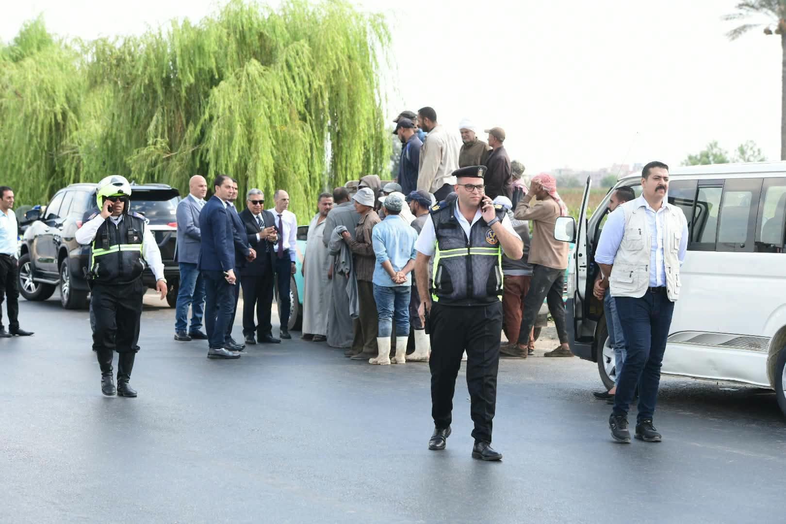 محافظ الدقهلية يوجه فورا بتوفير سيارة ميني باص لنقل عمال بعد رصد خطورة نقلهم بطريق "رافد جمصة"