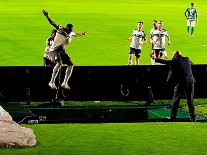 واقعة غريبة في الدوري البرازيلي.. لاعب يسقط في حفرة أثناء الاحتفال وهدفه يلغى بالفار