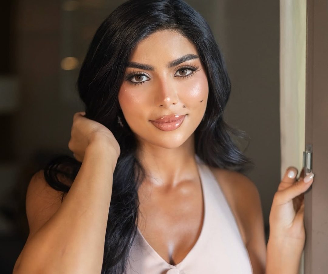 كارولين عزمي