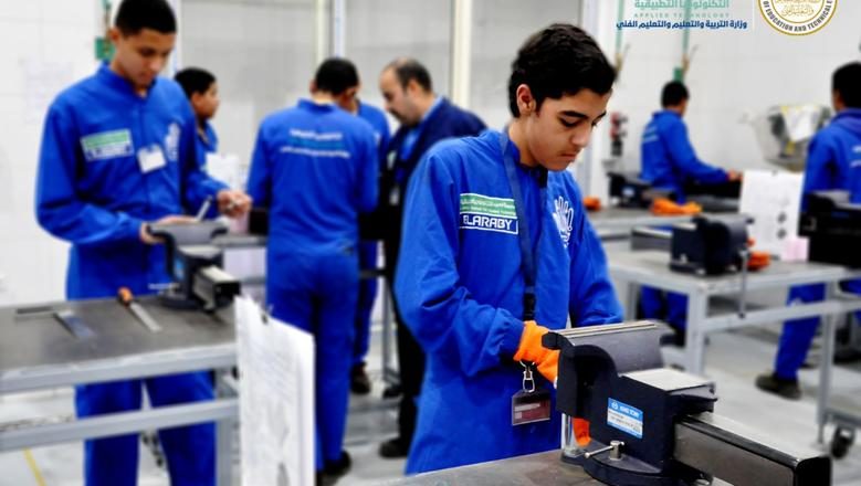 طلاب المدرسة التكنولوجية التطبيقية