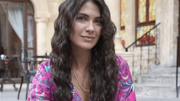 الفنانة التركية بيران داملا يلماز