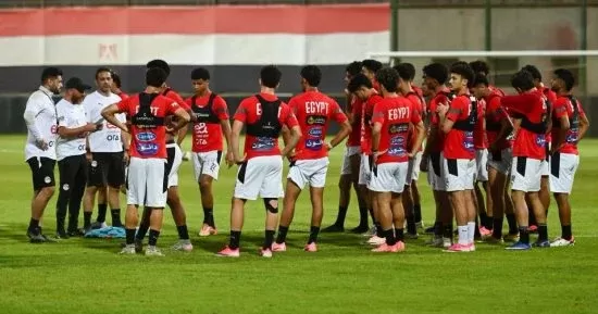 استعدادًا لمواجهة الحسم أمام الجزائر غدًا.. منتخب الشباب يختتم تدريباته اليوم