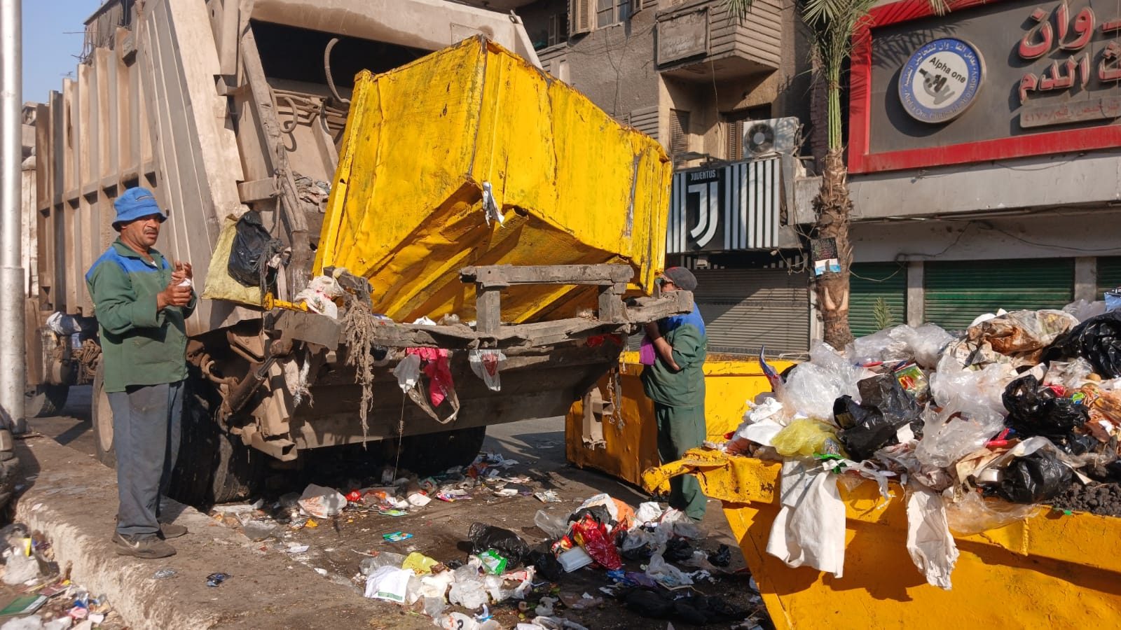 حملات مكثفة لرفع كفاءة النظافة بنطاق حي بولاق الدكرور " صور"