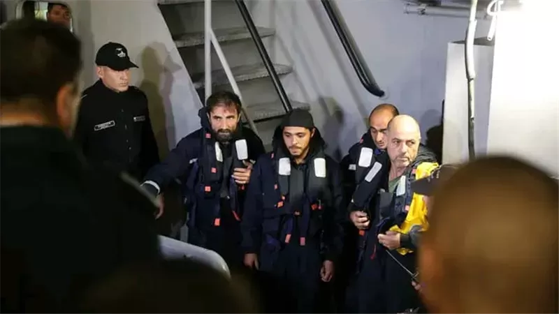 وصول 4 ناجين من طاقم سفينة HS DIGNITY إلى ميناء فارنا ومصير 11 بحارًا مجهول