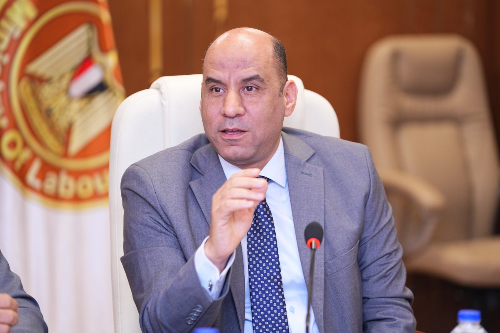 وزير العمل يصدر 5 قرارات تنفيذية لتعزيز منظومة السلامة والصحة المهنية وتأمين بيئة العمل