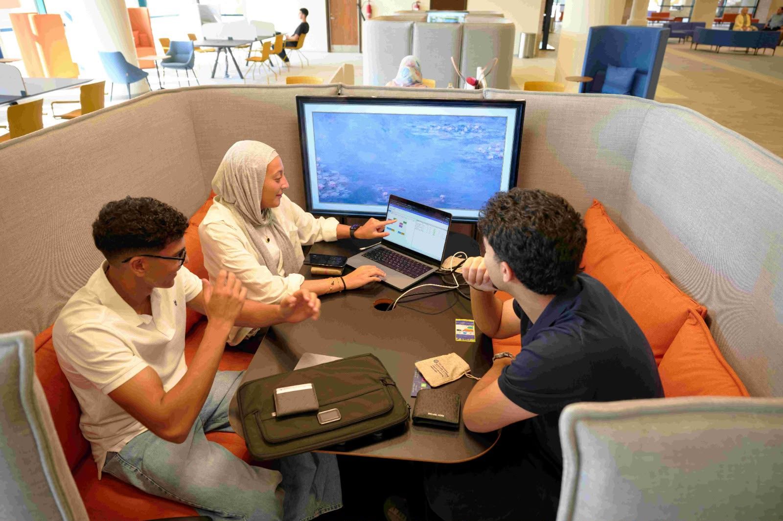 الجامعة الأمريكية بالقاهرة تفتتح مساحات التعلم المشتركة المطوّرة بالمكتبة