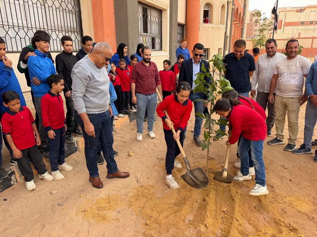 جهاز حدائق العاصمة يُطلق مبادرة "أنا مسئول" لزراعة المدارس ضمن المبادرة الرئاسية لزراعة 100 مليون شجرة