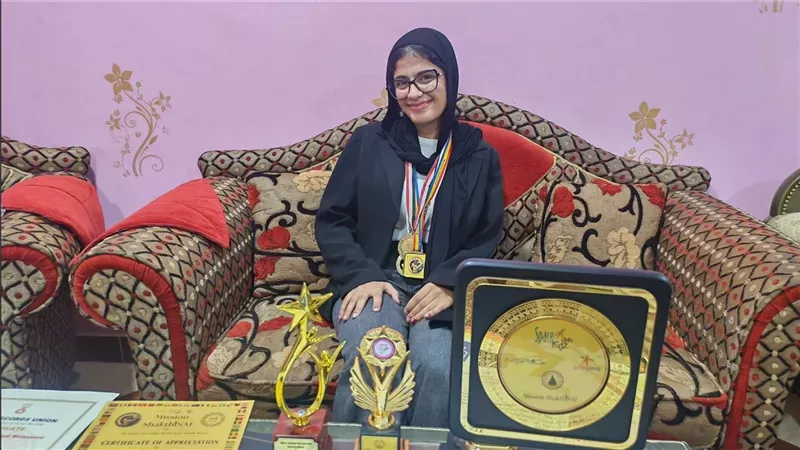 الرئيس السيسي يكرم مريم الخولي بعد تمثيل مصر في برنامج للأقمار الصناعية بالهند