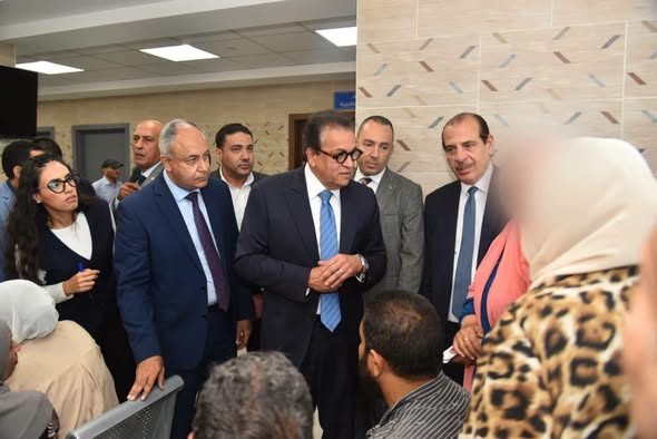وزير الصحة يجري جولة مفاجئة بمستشفى المدينة بالعبور ويوجه بإعادة توزيع الصيادلة وفق الاحتياجات