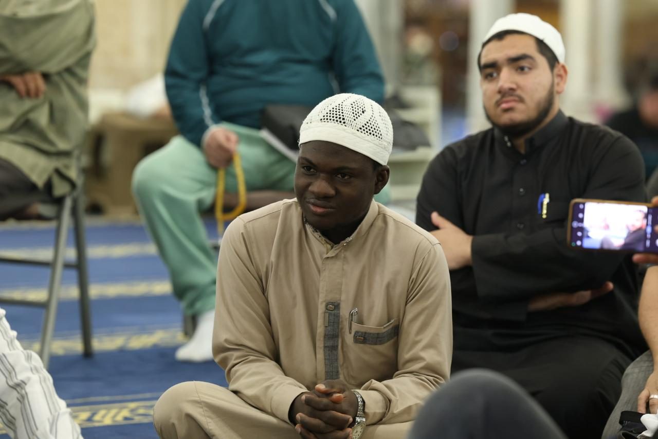 الشيخ أيمن عبد الغني يكرّم أوائل مسابقة «القارئ الفقيه»